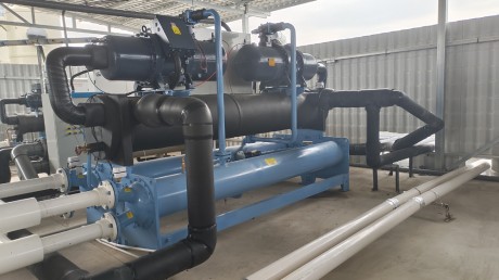 電路板制造公司集中哄冷水機(jī)工程案倒，分別供電路板鉆吼機(jī)中心軸冷卻蝕刻線冷卻電鍍線冷卻等